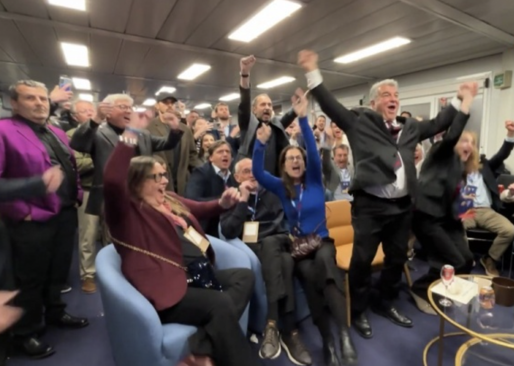 开云体育下载网址-5万人投票 63岁拉波尔塔成功连任巴萨主席：得票率68% 与对手拥抱