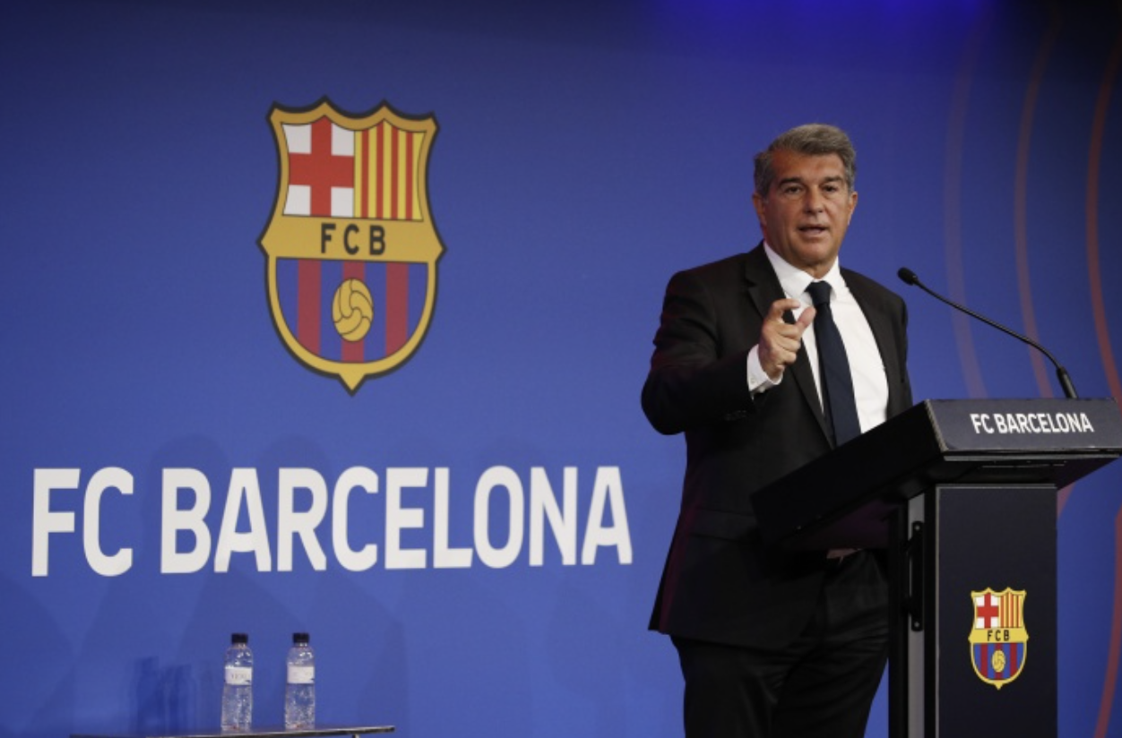 开云体育下载网址-5万人投票 63岁拉波尔塔成功连任巴萨主席：得票率68% 与对手拥抱